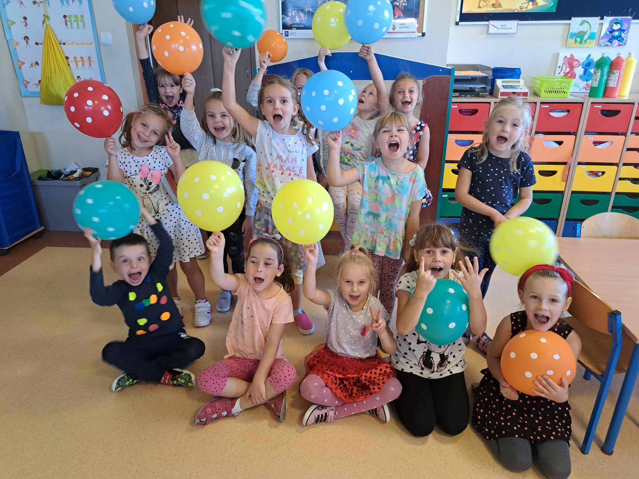 Dzieci z balonami w kropki