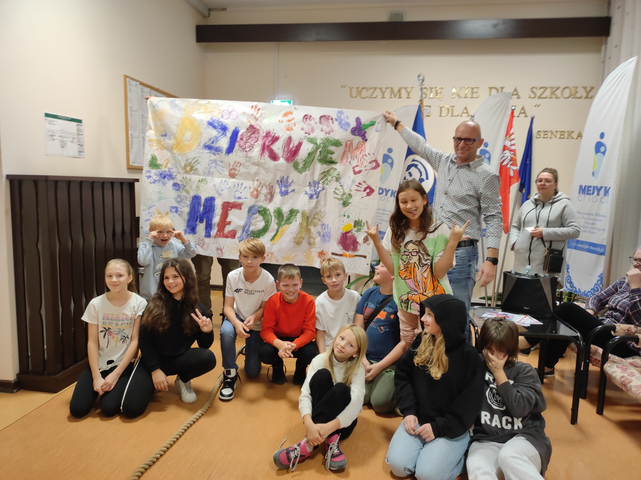 Grupa dzieci z transparentem z napisem dziękujemy