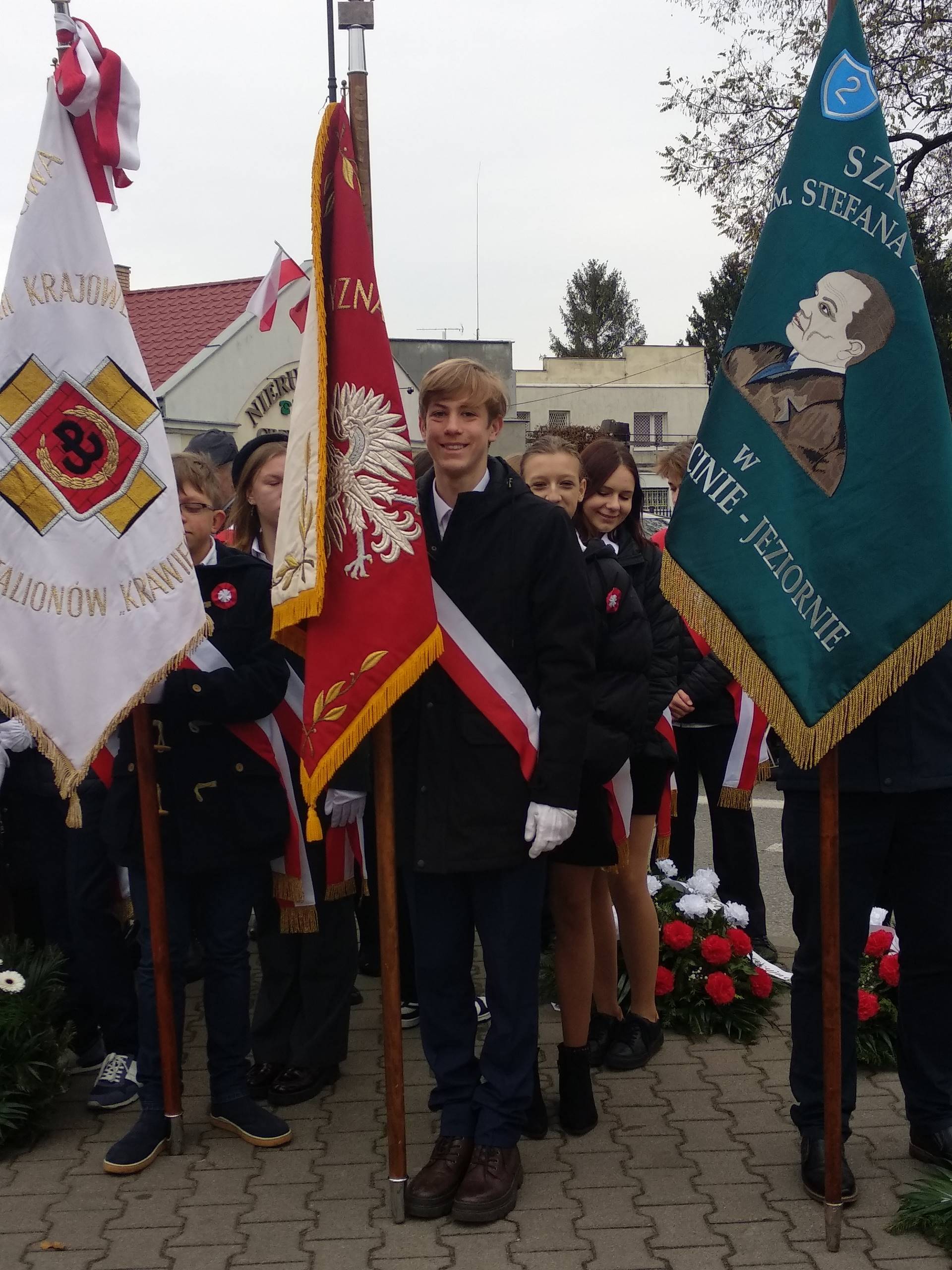 Poczet sztandarowy szkoły podczas gminnych obchodów Święta Odzyskania Niepodległości