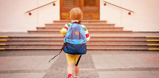 Uczeń idący z plecakiem do szkoły