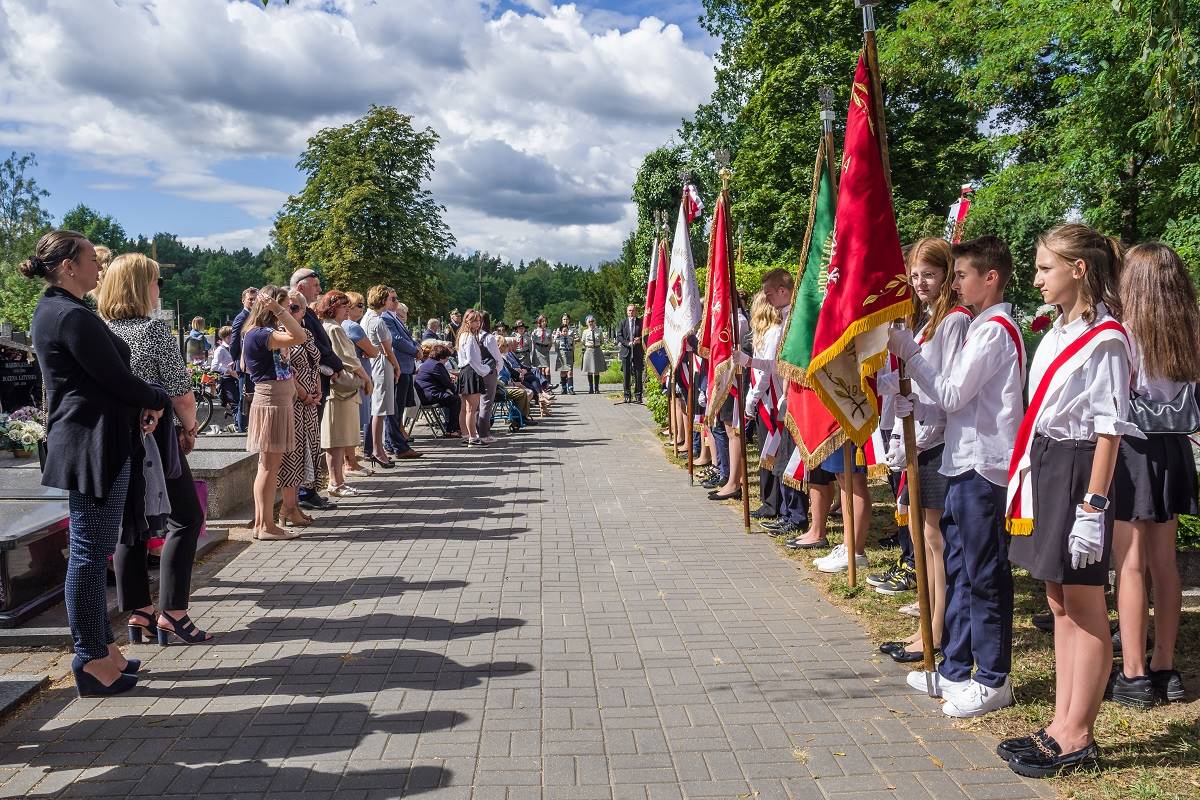 Poczty sztandarowe szkół na cmentarzu w Skolimowie podczas uroczystości 1 września