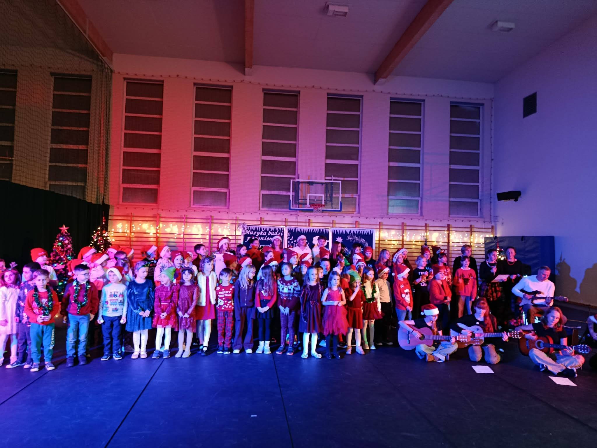 Grupa śpiewających dzieci.