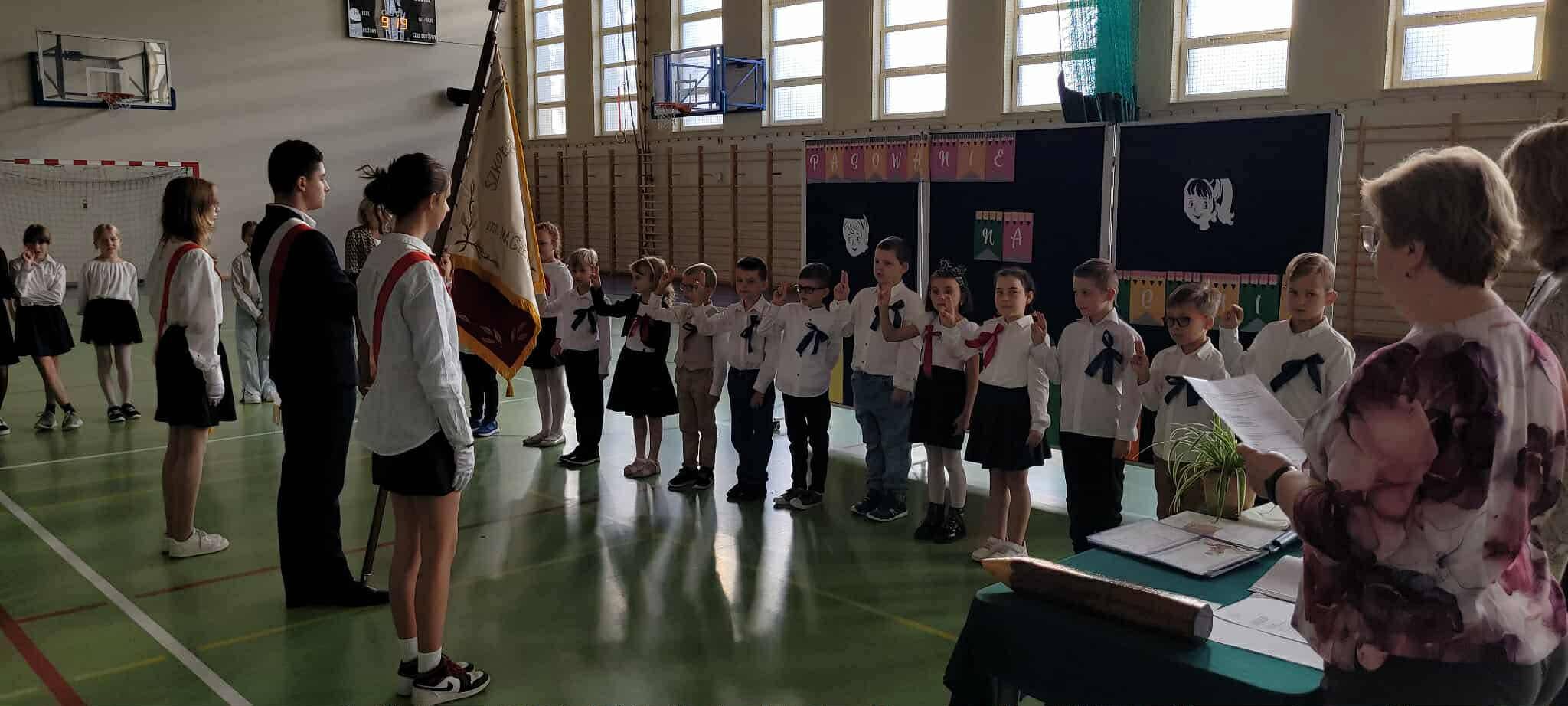 Dzieci składające ślubowanie