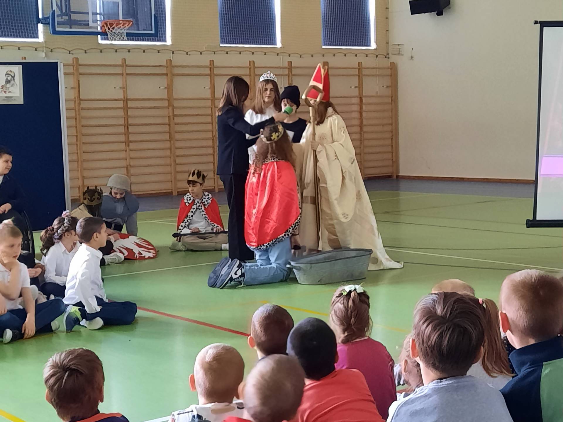 Uczniowie mówią wiersze podczas apelu z okazji Chrztu Polski