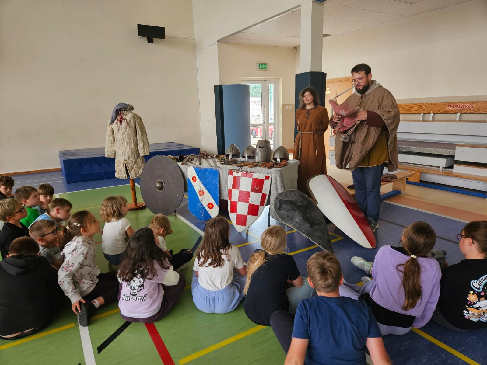 Dzieci podczas zajęć historycznych
